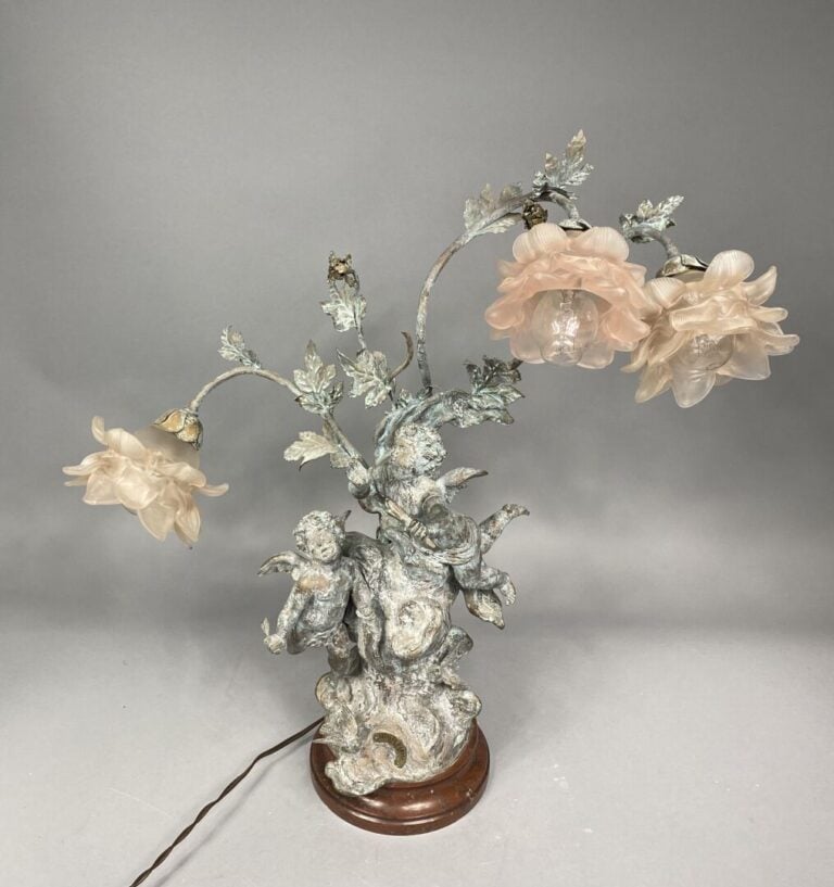 H. MOREAU, d'après - Envolée d'Amours - Lampe en régule patiné à trois tulipes…