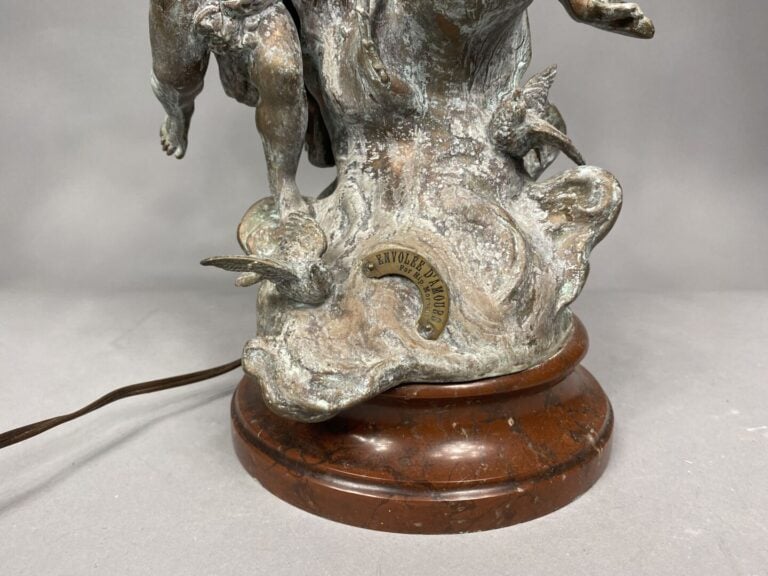 H. MOREAU, d'après - Envolée d'Amours - Lampe en régule patiné à trois tulipes…
