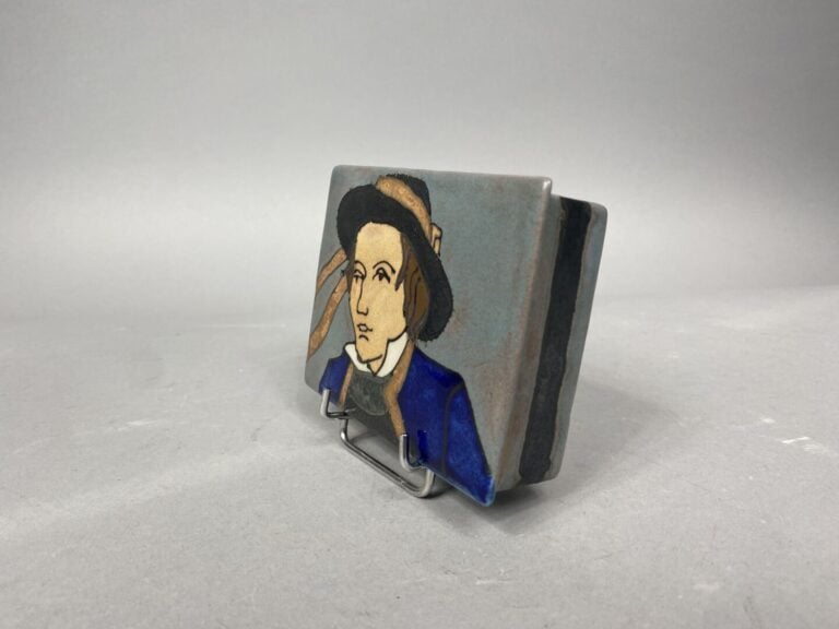 HB QUIMPER - ODETTA - Boite rectangulaire en grès émaillé à décor polychrome d'…