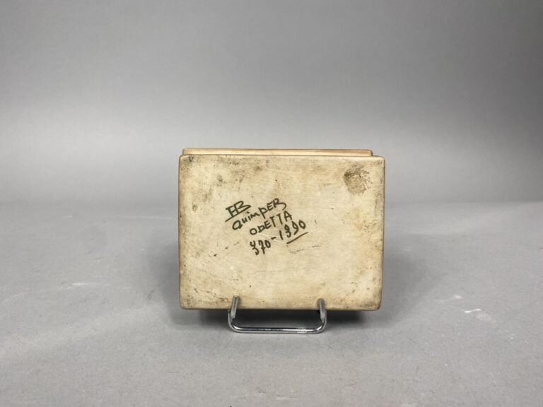 HB QUIMPER - ODETTA - Boite rectangulaire en grès émaillé à décor polychrome d'…