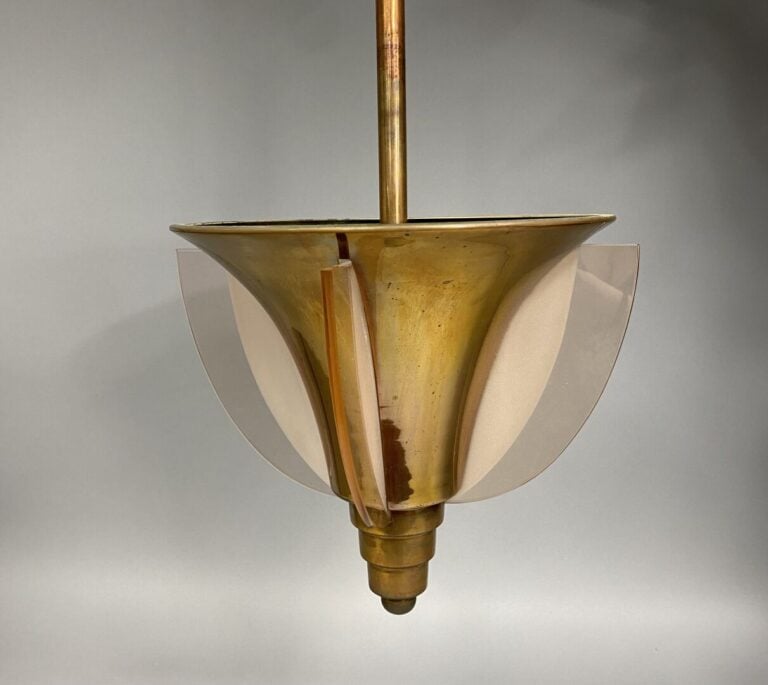 Henri PETITOT, attribué à - Lustre en laiton agrémenté d'éléments en verre tail…