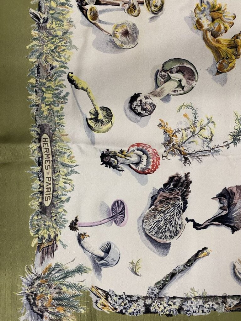 HERMÈS Paris - Carré en twill de soie imprimé à décor de champignons sur fond c…