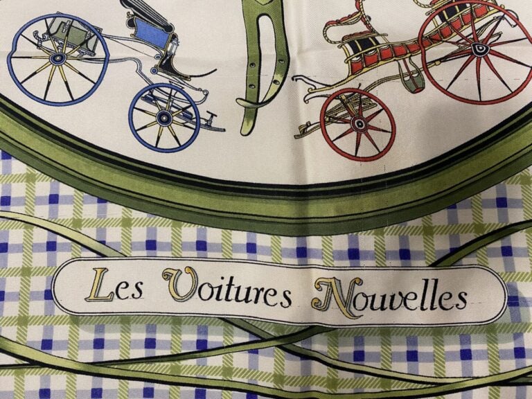HERMÈS Paris - Carré en twill de soie imprimé sur fond beige titré "Les voiture…