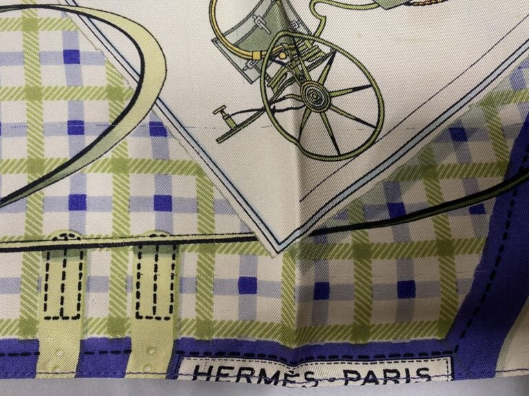 HERMÈS Paris - Carré en twill de soie imprimé sur fond beige titré "Les voiture…