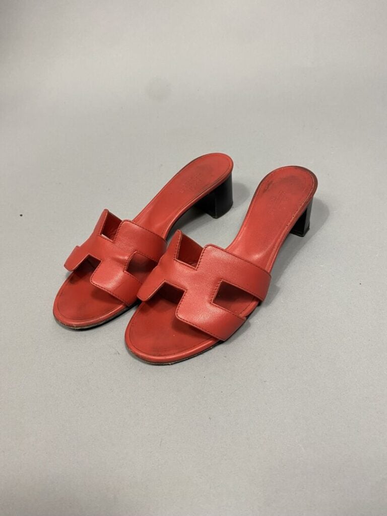 HERMES Paris - Paire de mules ou sandales à talons modèle "Oasis" en cuir rouge…