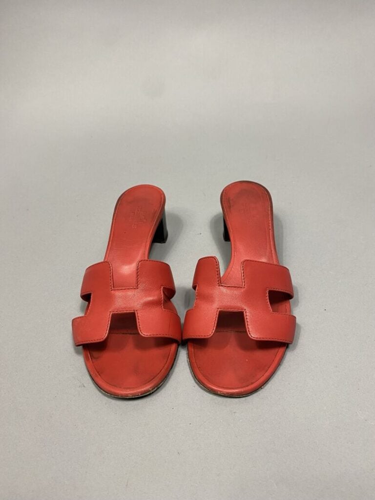 HERMES Paris - Paire de mules ou sandales à talons modèle "Oasis" en cuir rouge…