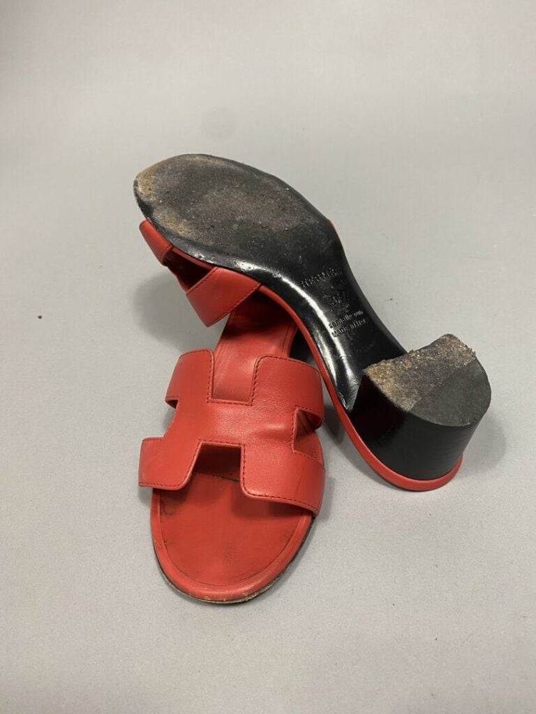 HERMES Paris - Paire de mules ou sandales à talons modèle "Oasis" en cuir rouge…