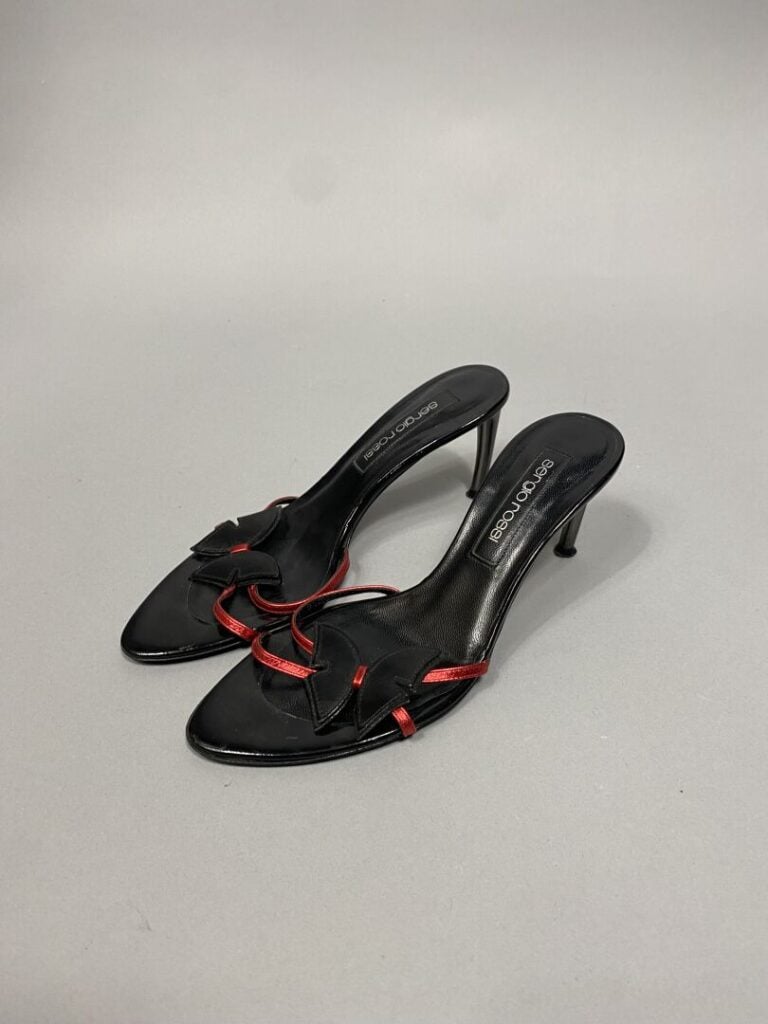 HERMES Paris - Paire de mules ou sandales à talons modèle "Oasis" en cuir rouge…