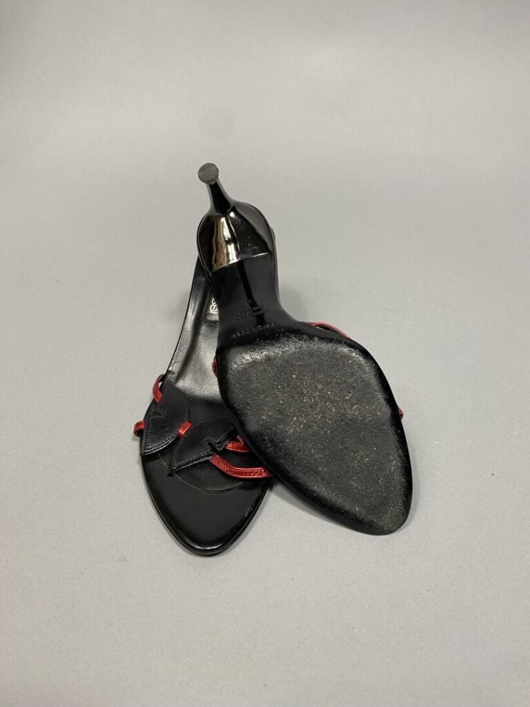 HERMES Paris - Paire de mules ou sandales à talons modèle "Oasis" en cuir rouge…