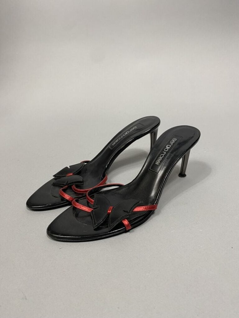 HERMES Paris - Paire de mules ou sandales à talons modèle "Oasis" en cuir rouge…