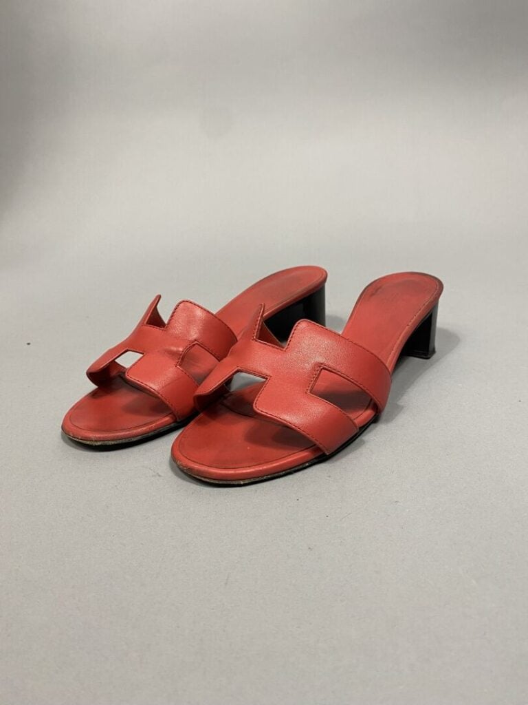 HERMES Paris - Paire de mules ou sandales à talons modèle "Oasis" en cuir rouge…
