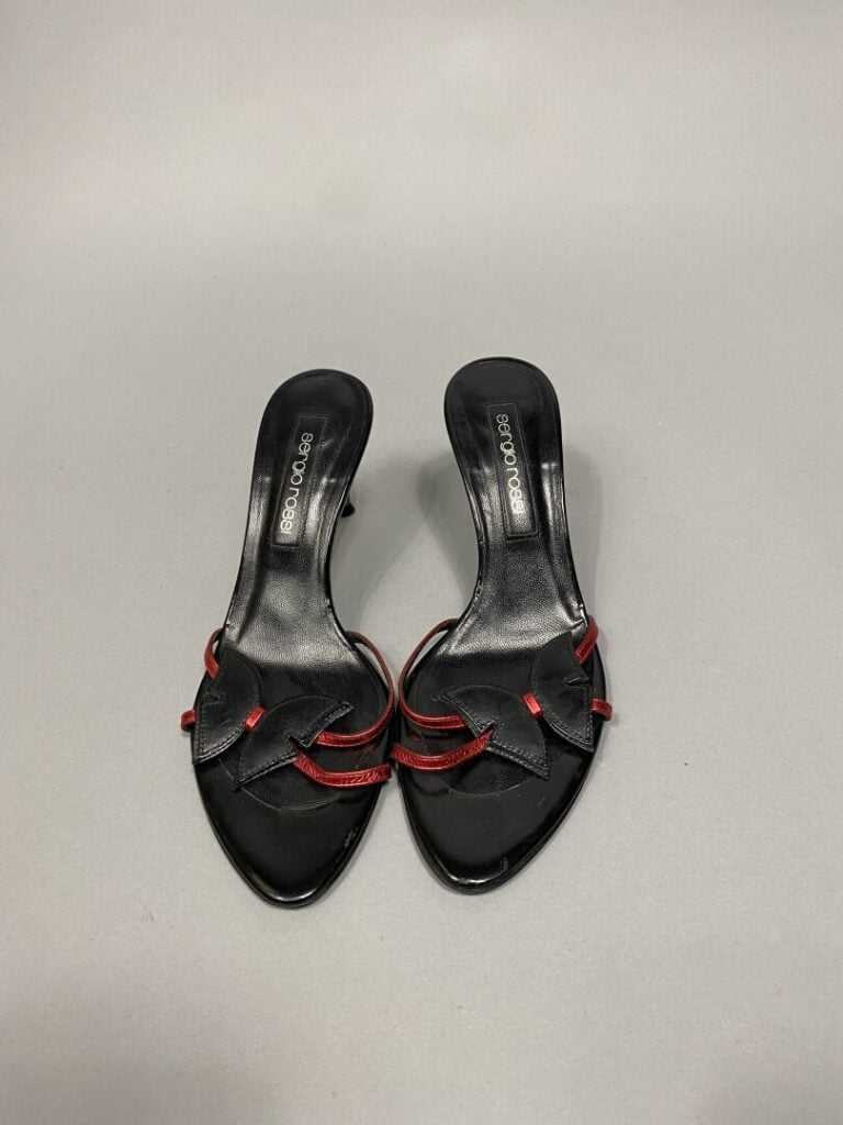 HERMES Paris - Paire de mules ou sandales à talons modèle "Oasis" en cuir rouge…