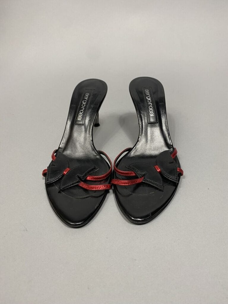 HERMES Paris - Paire de mules ou sandales à talons modèle "Oasis" en cuir rouge…