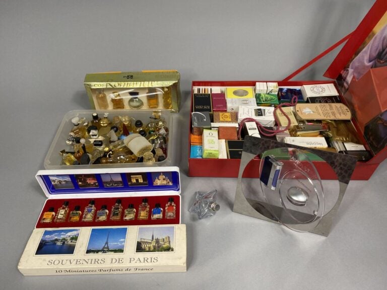 Important ensemble d'environ 210 miniatures de parfum comprenant AGNES B, Giorg…