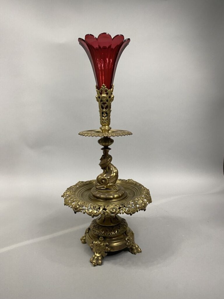 Important vase soliflore en bronze doré quadripode à deux plateaux soutenus par…