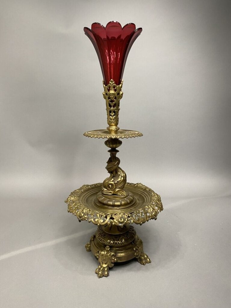 Important vase soliflore en bronze doré quadripode à deux plateaux soutenus par…
