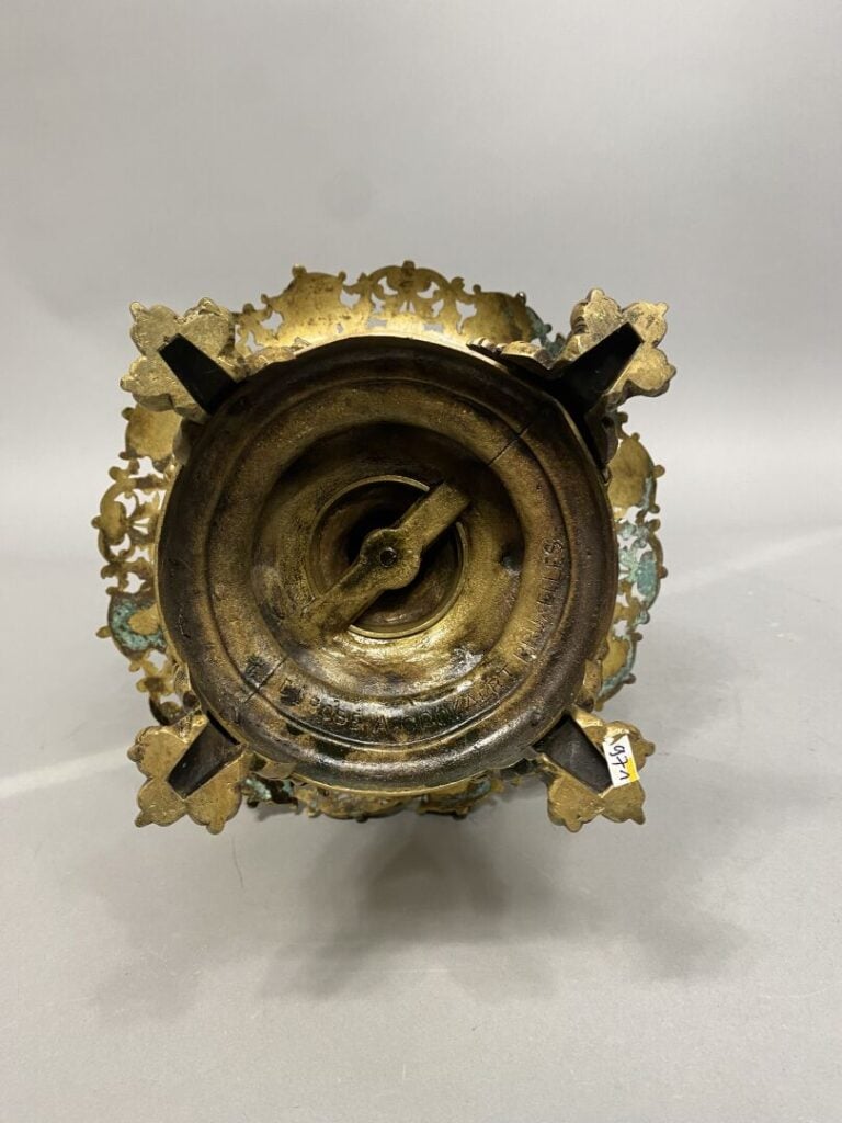 Important vase soliflore en bronze doré quadripode à deux plateaux soutenus par…