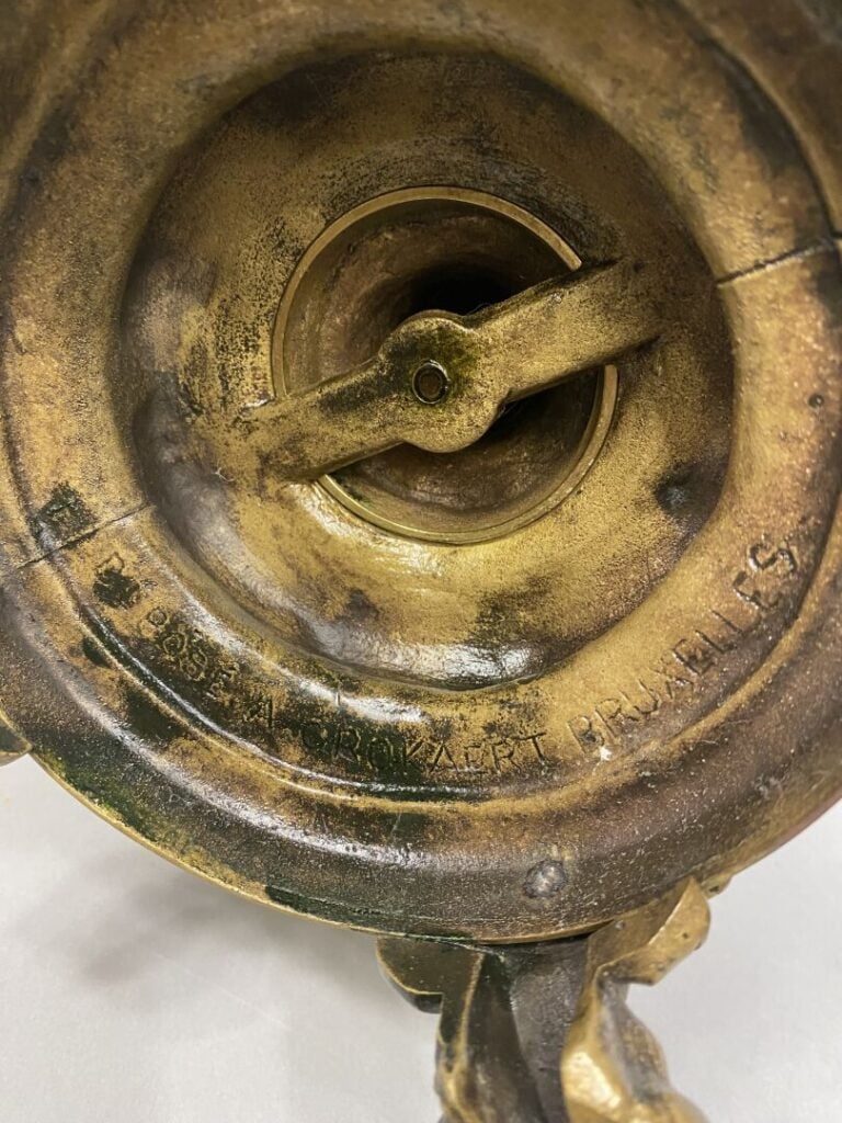 Important vase soliflore en bronze doré quadripode à deux plateaux soutenus par…