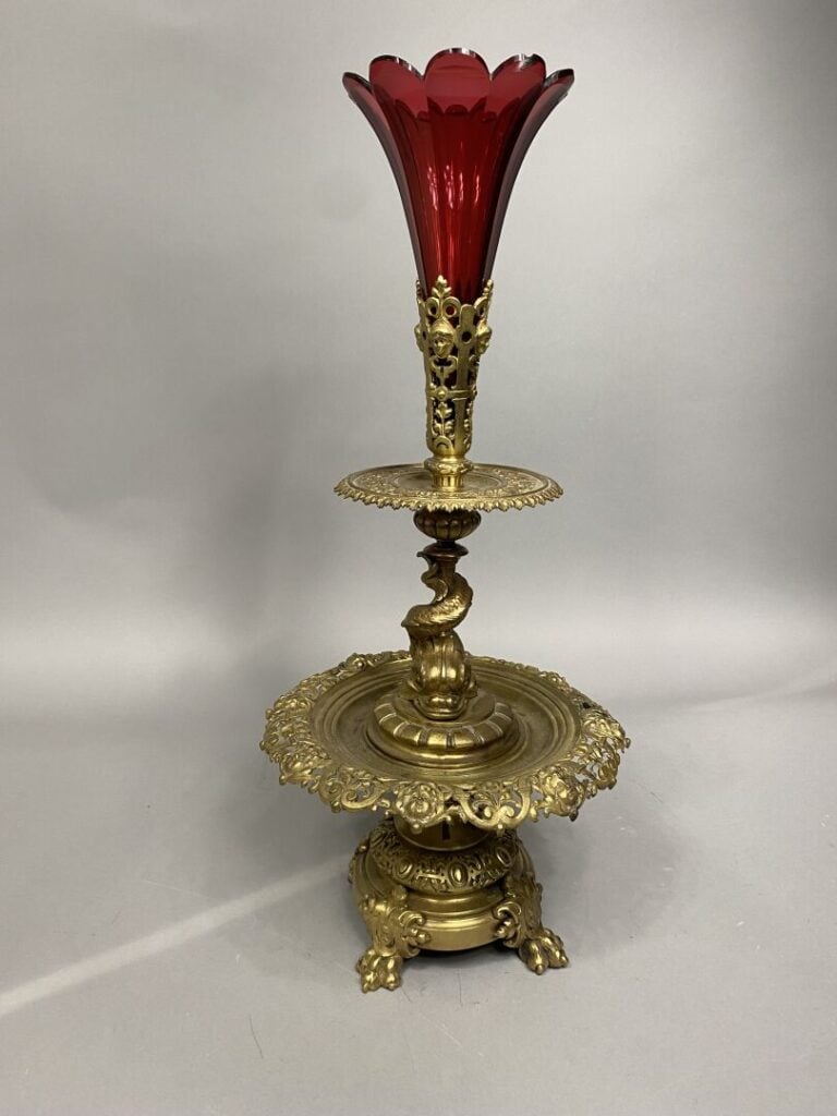 Important vase soliflore en bronze doré quadripode à deux plateaux soutenus par…