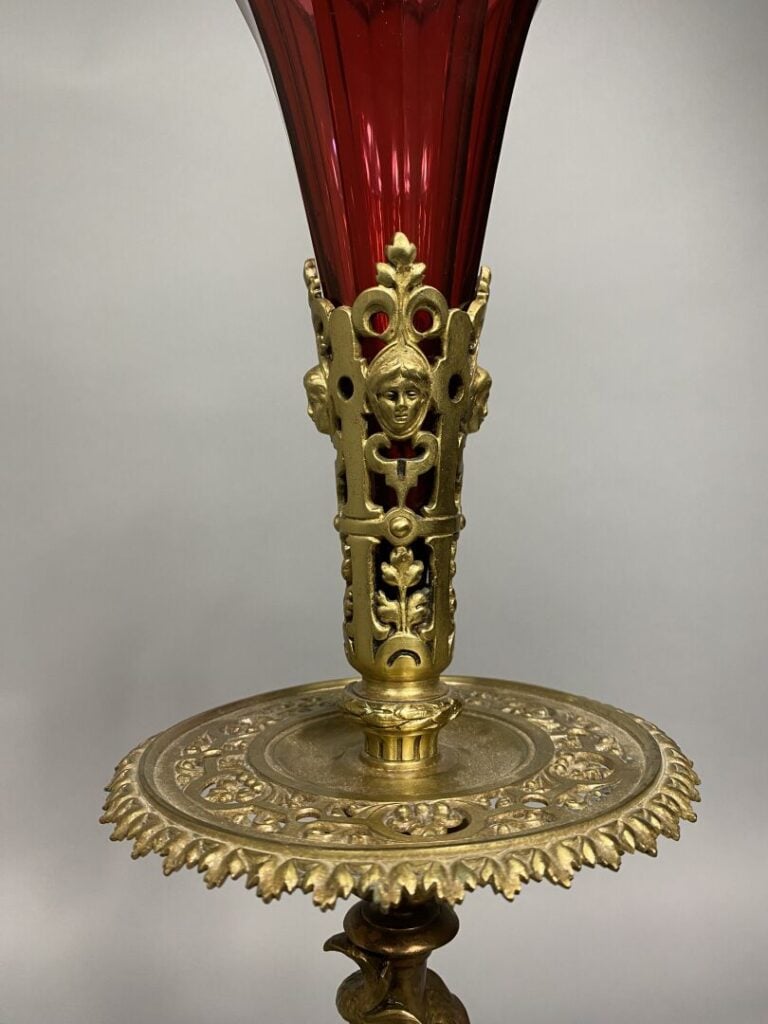 Important vase soliflore en bronze doré quadripode à deux plateaux soutenus par…
