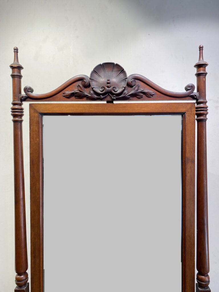 Importante psyché rectangulaire en bois mouluré et sculpté à décor d'une coquil…