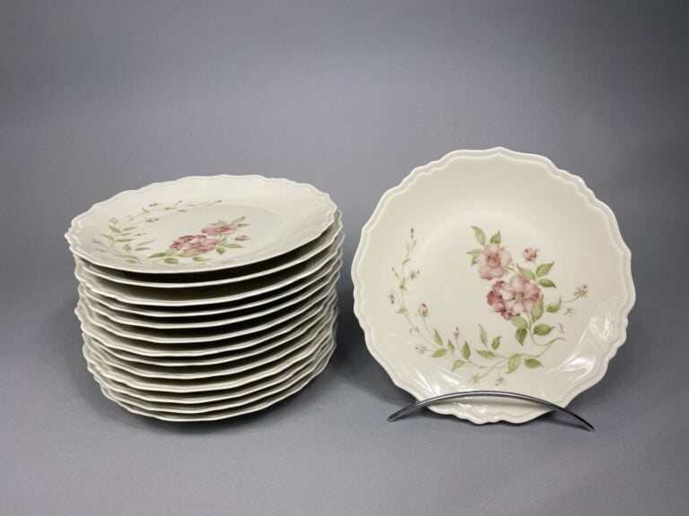 JAMMET-SEIGNOLLES, Limoges - Partie de service en porcelaine à décor floral com…