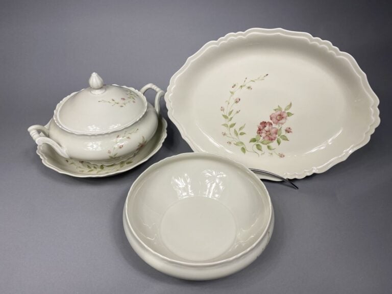JAMMET-SEIGNOLLES, Limoges - Partie de service en porcelaine à décor floral com…