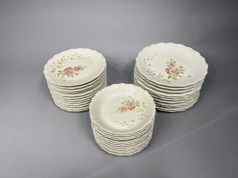 JAMMET-SEIGNOLLES, Limoges - Partie de service en porcelaine à décor floral com…
