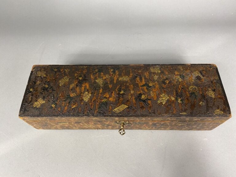 Japon - Boite rectangulaire imitant le cuir gaufré à riche décor de scènes de b…