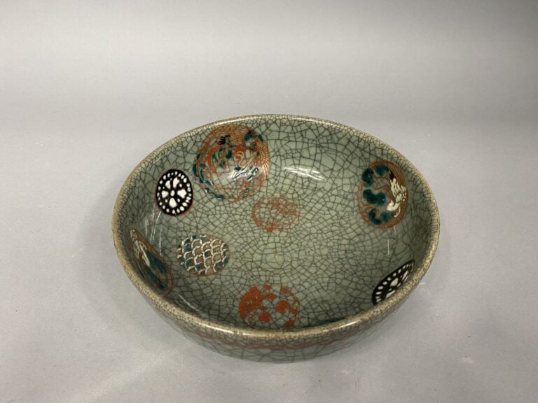 Japon - Large bol en porcelaine céladon craquelée et émaillée à décor d'oiseaux…