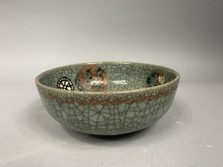Japon - Large bol en porcelaine céladon craquelée et émaillée à décor d'oiseaux…