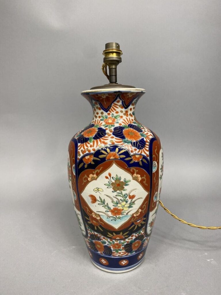 Japon - Vase balustre en porcelaine Imari - Marque au dessous - H : 31 cm - (mo…