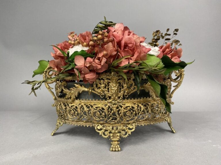 Jardinière en bronze et laiton repoussé doré de forme ovale à riche décor ajour…