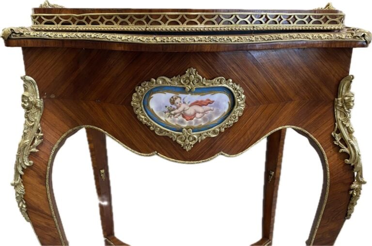 Jardinière quadripode en bois et placage ornée d'une plaque en porcelaine à déc…