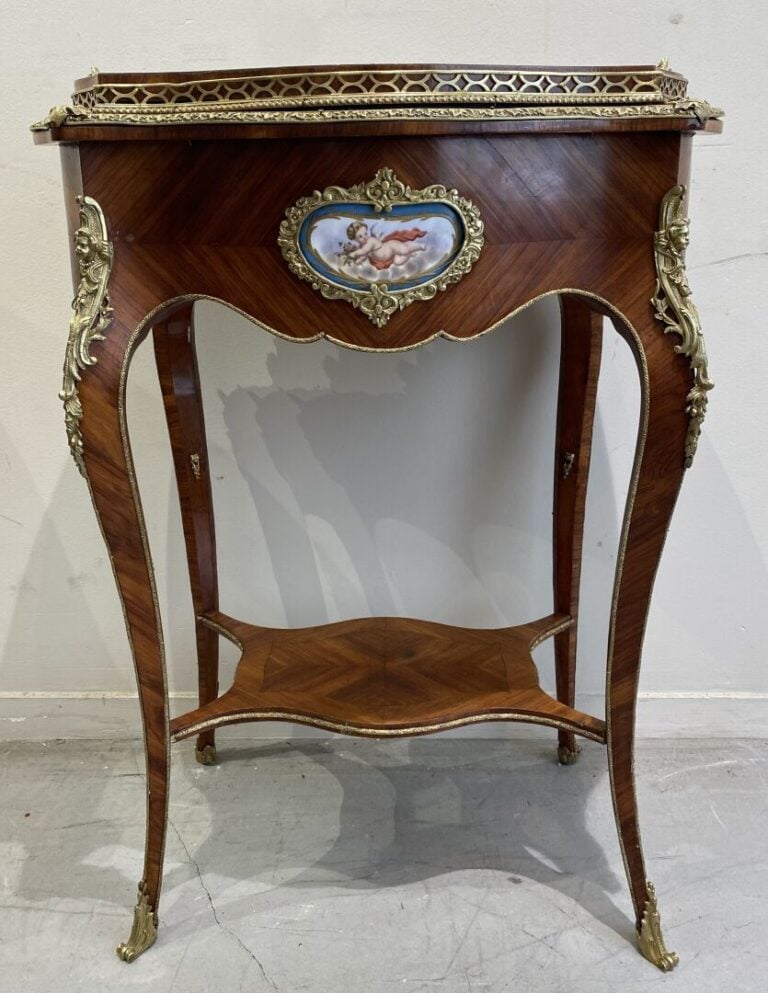 Jardinière quadripode en bois et placage ornée d'une plaque en porcelaine à déc…