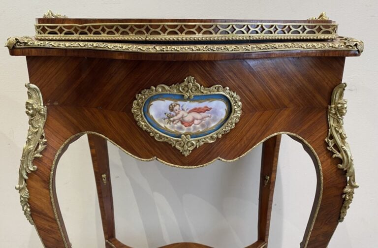 Jardinière quadripode en bois et placage ornée d'une plaque en porcelaine à déc…