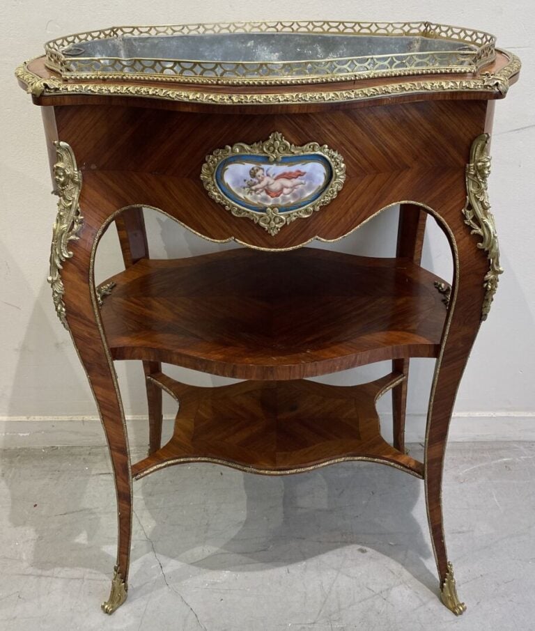 Jardinière quadripode en bois et placage ornée d'une plaque en porcelaine à déc…