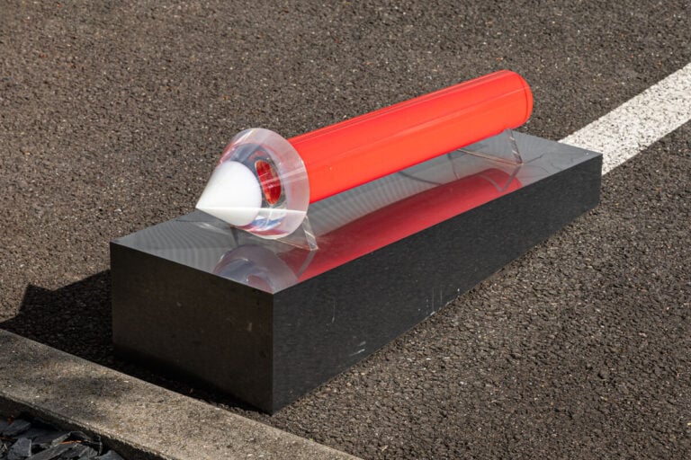 Jean - Claude FARHI (1940-2012) - Fléche - Sculpture en polyméthacrylate, fixée…