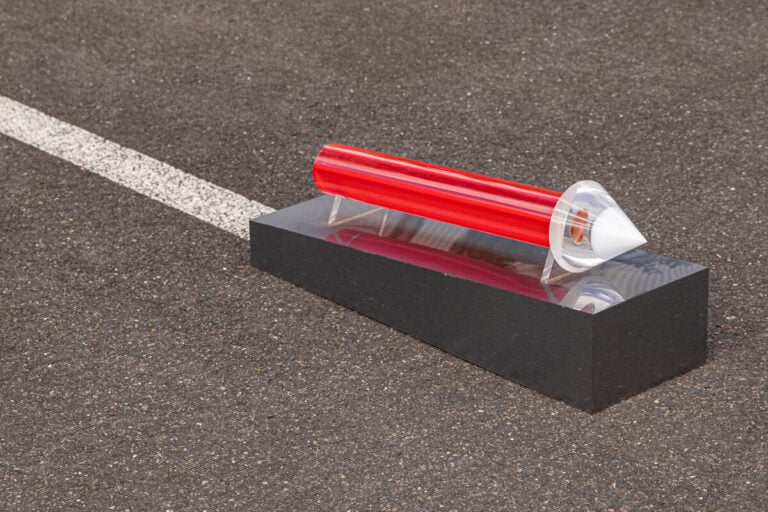 Jean - Claude FARHI (1940-2012) - Fléche - Sculpture en polyméthacrylate, fixée…