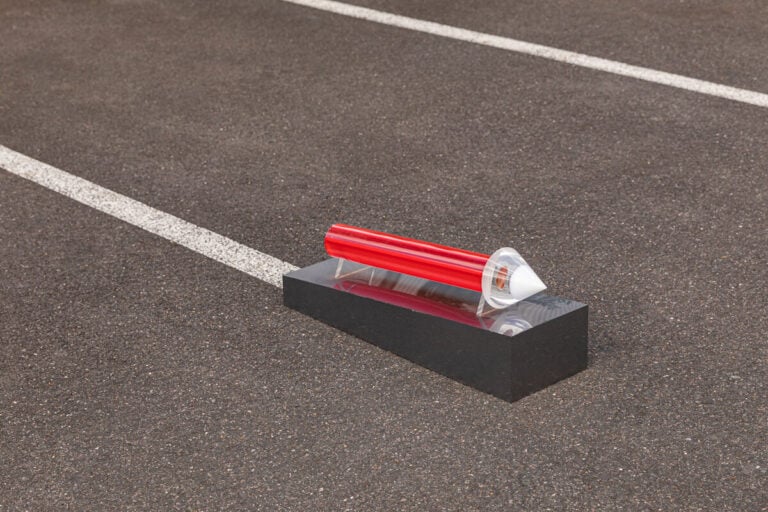 Jean - Claude FARHI (1940-2012) - Fléche - Sculpture en polyméthacrylate, fixée…