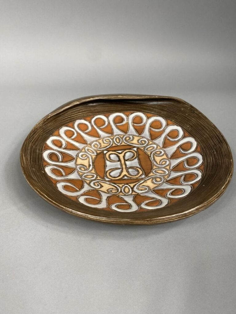Jean de LESPINASSE (1896-1979) - Plat circulaire en céramique dans les tons ora…