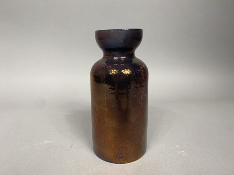 JOOST Marechal - Vase à col étroit en céramique irisée dans les tons marron et…