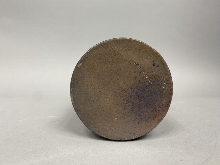 JOOST Marechal - Vase à col étroit en céramique irisée dans les tons marron et…