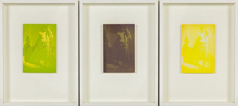JOSEPH BEUYS (1921-1986) - Beuys debout - Trois sérigraphies sur fond violet, v…