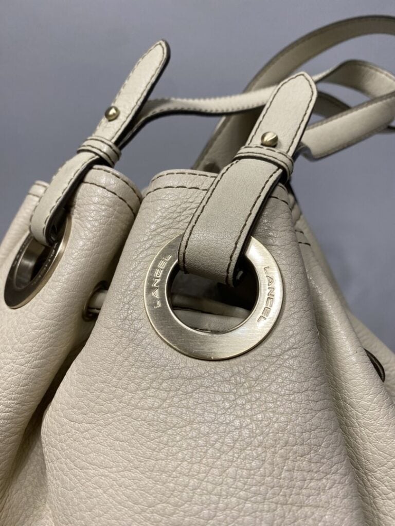 LANCEL - Sac seau en cuir beige - H : 31 cm - (petites taches, usures)