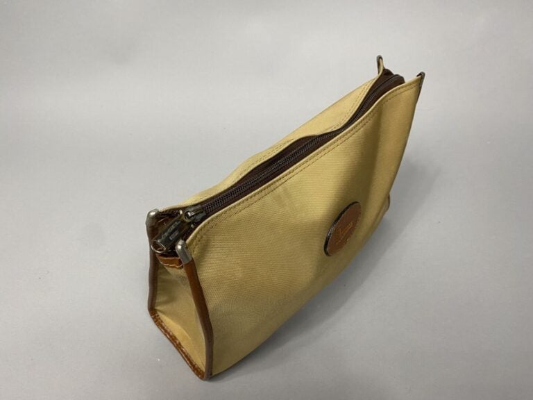 LANCEL - Trousse zippée en toile beige et cuir marron. Intérieur marron, trois…