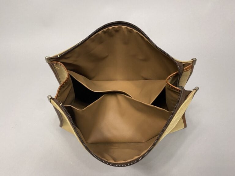 LANCEL - Trousse zippée en toile beige et cuir marron. Intérieur marron, trois…