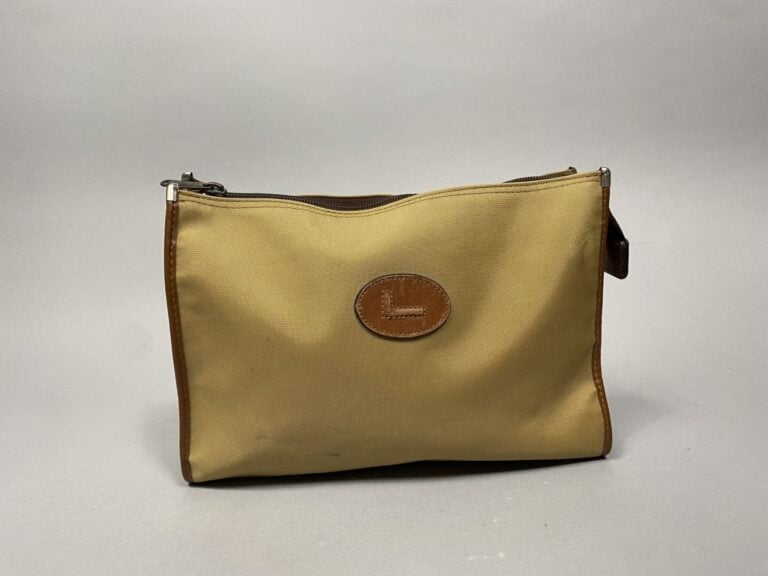 LANCEL - Trousse zippée en toile beige et cuir marron. Intérieur marron, trois…