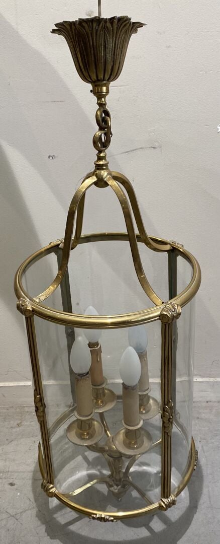 Lanterne de vestibule en bronze et laiton doré à quatre lumières, à décor de fr…