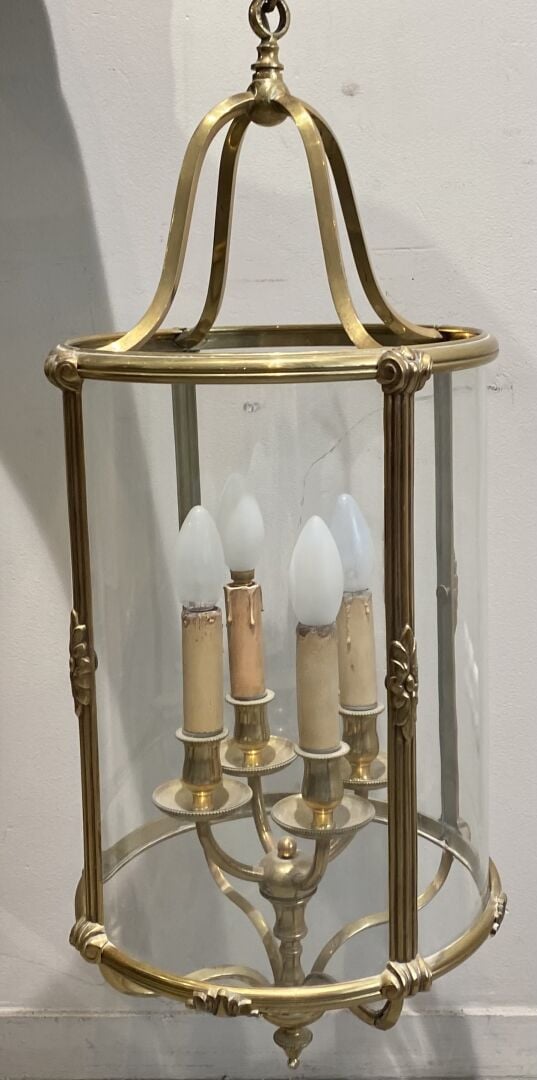 Lanterne de vestibule en bronze et laiton doré à quatre lumières, à décor de fr…